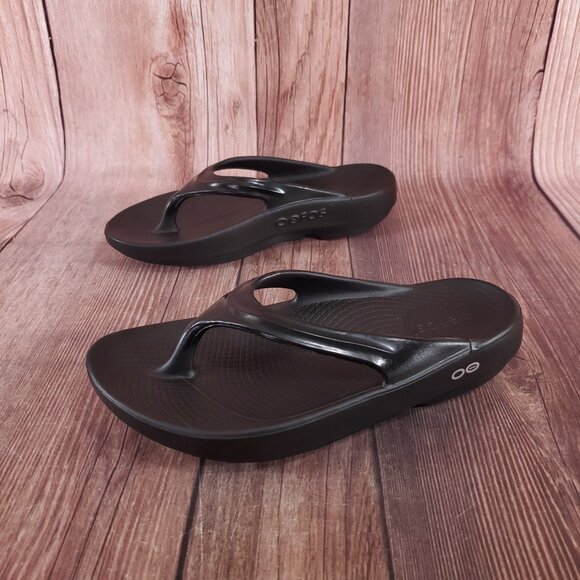 Oofos Oolala Womens Size 6 Luxe Black Shiny Flip Flop Thong Recovery Sandals - Picture 1 of 13